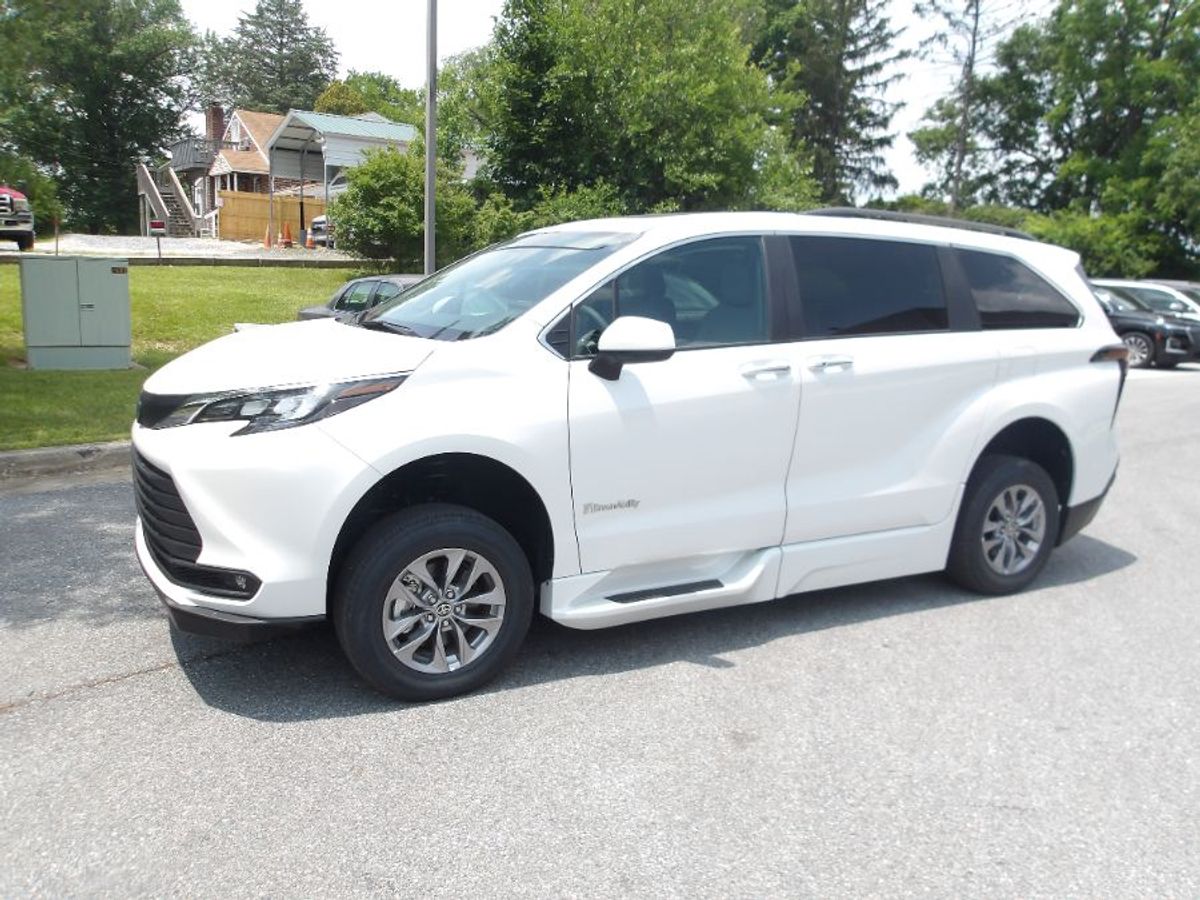 White Toyota Sienna with Side Entry Automatic Fold Out ramp