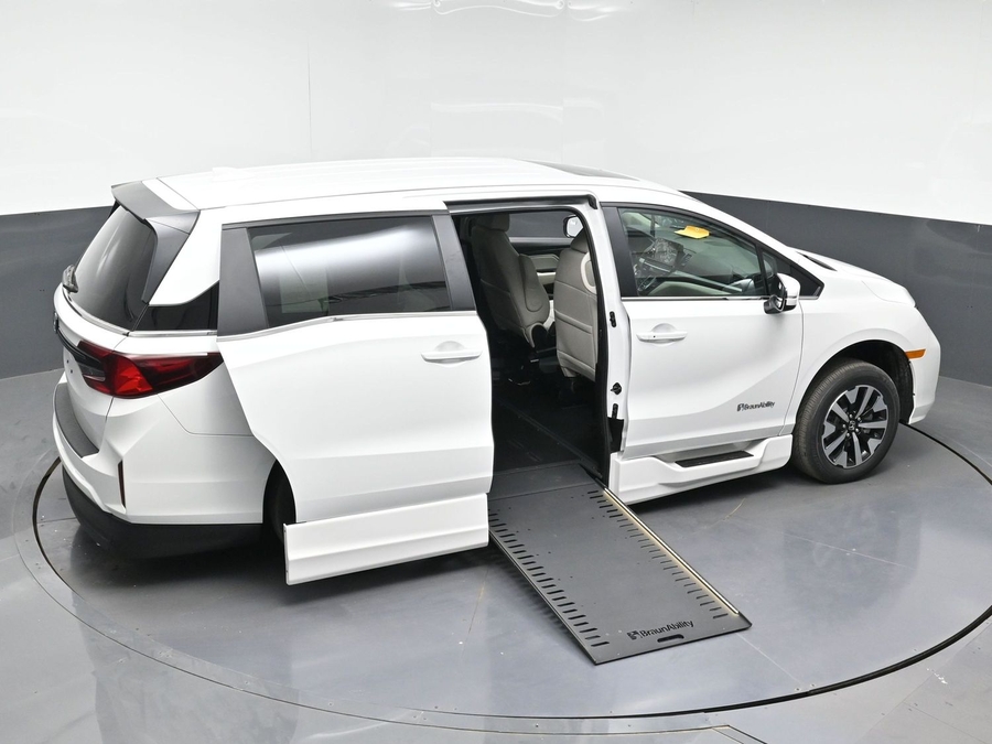 White Honda Odyssey image number 22