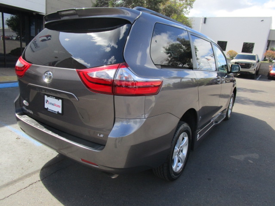 Used 2020 Toyota Sienna LE - BraunAbility Side Entry Entry Fold Out Automatic Ramp