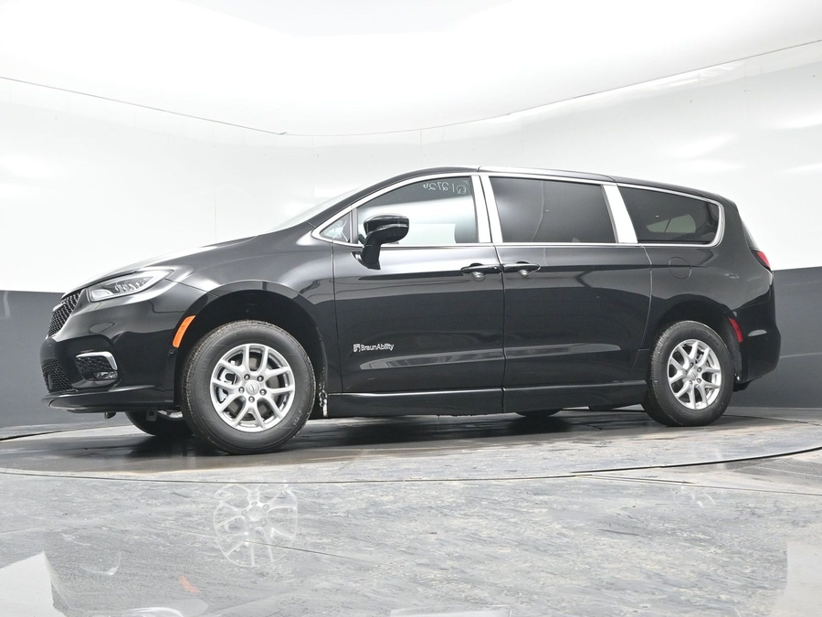 Black Chrysler Pacifica image number 19