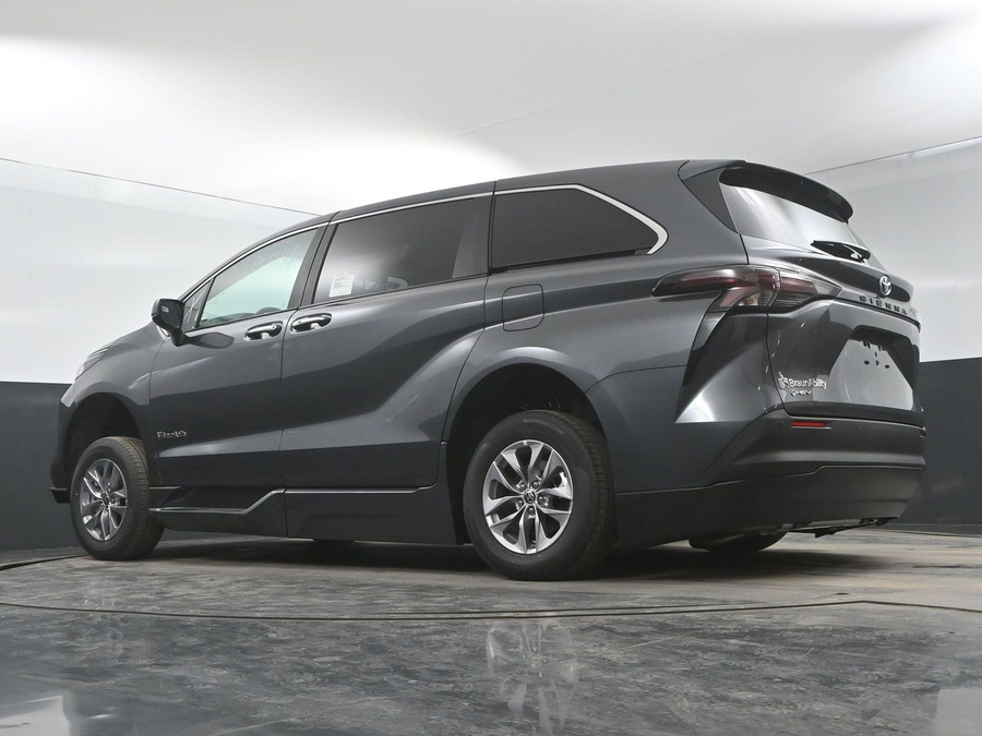 New 2025 Toyota Sienna Hybrid XLE Base - BraunAbility Side Entry Entry Fold Out Automatic Ramp