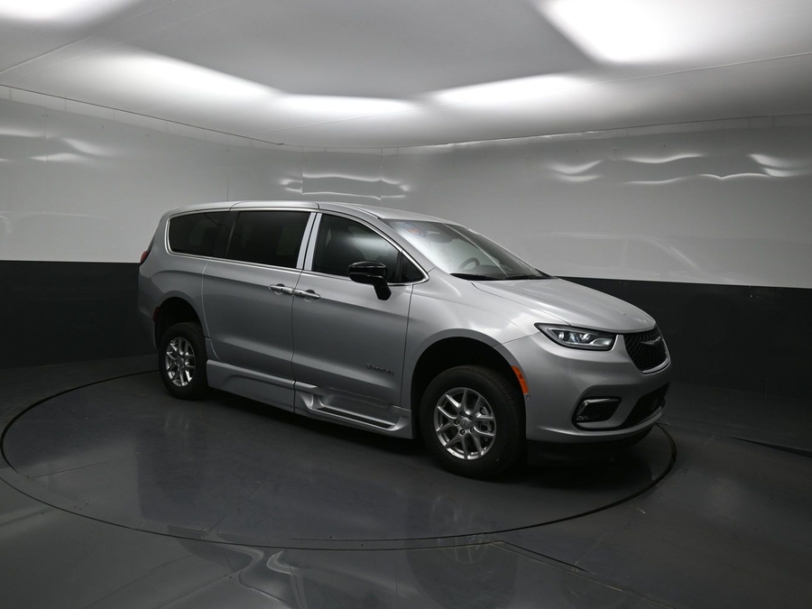 Silver Chrysler Pacifica image number 14