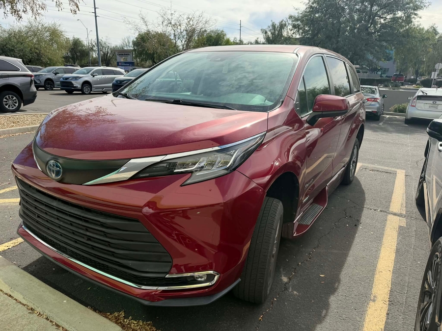 Used 2021 Toyota Sienna Hybrid XLE - BraunAbility Side Entry Entry Fold Out Automatic Ramp