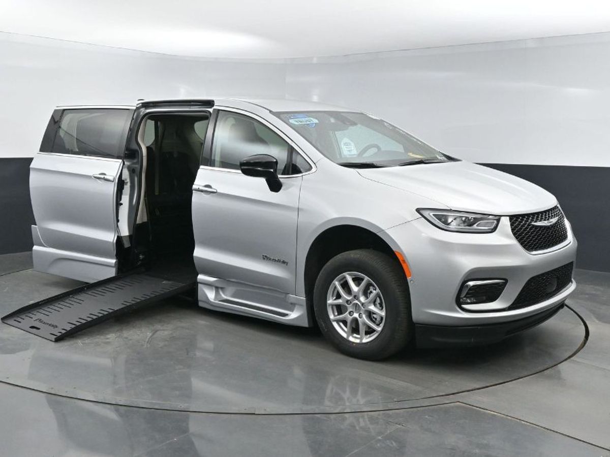 2024 Chrysler Pacifica Touring L's photo