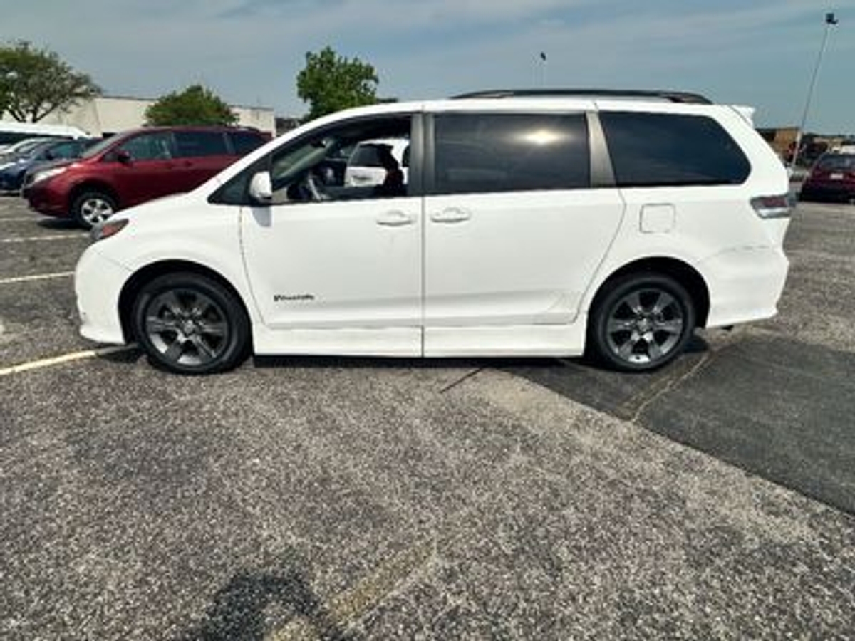 2011 TOYOTA SIENNA - Image 14