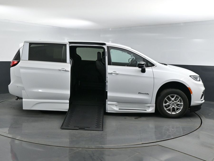 New 2025 Chrysler Pacifica Select Safety - BraunAbility Side Entry Entry In Floor Automatic Ramp