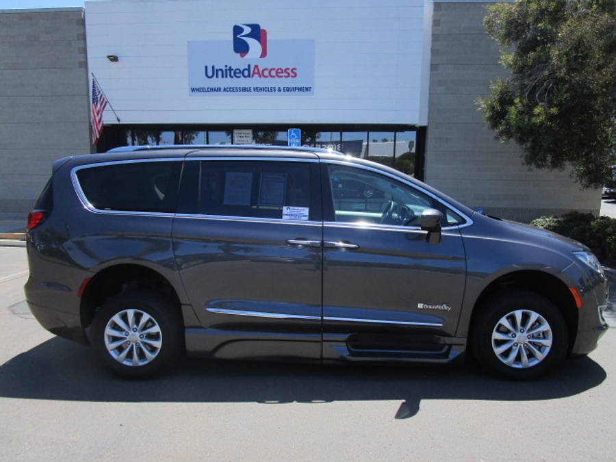 Used 2018 Chrysler Pacifica Touring L - BraunAbility Side Entry In Floor Automatic Ramp