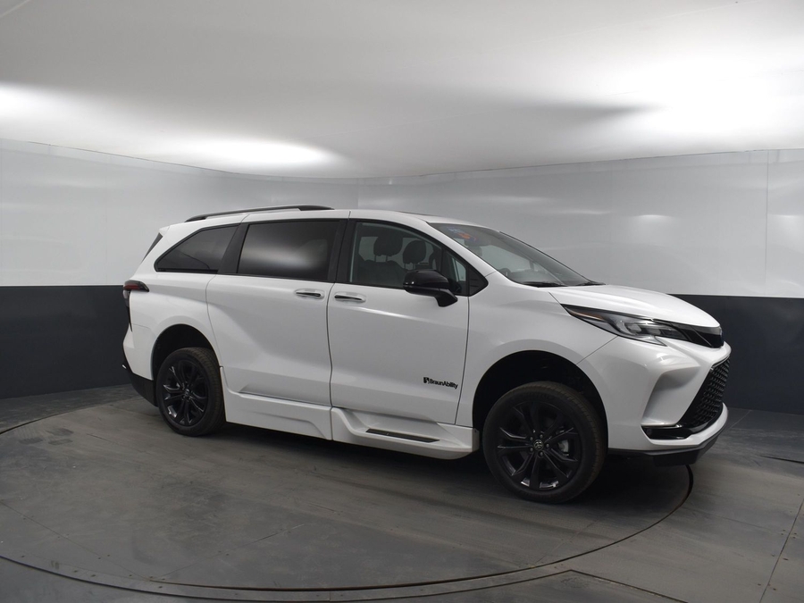 New 2025 Toyota Sienna Hybrid XSE Sport - BraunAbility Side Entry Entry Fold Out Automatic Ramp