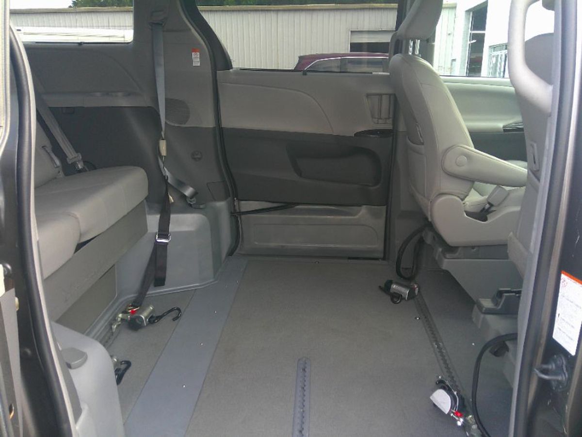 Grey Toyota Sienna image number 14