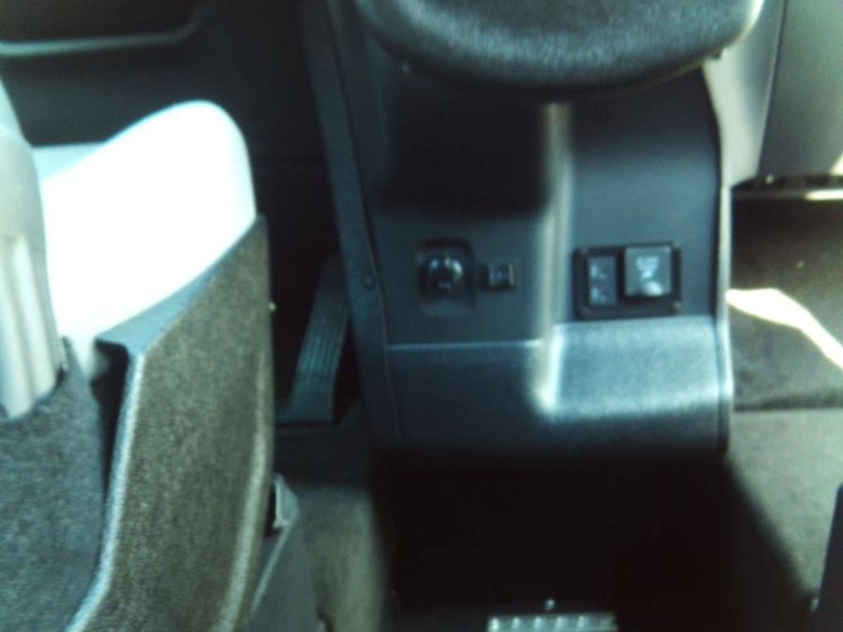 Grey Toyota Sienna image number 5