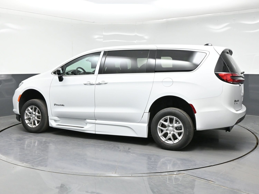 White Chrysler Pacifica image number 1