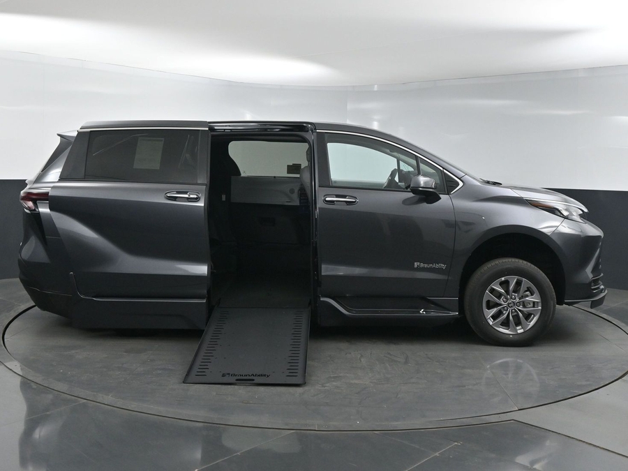 New 2025 Toyota Sienna Hybrid XLE Base - BraunAbility Side Entry Entry In Floor Automatic Ramp
