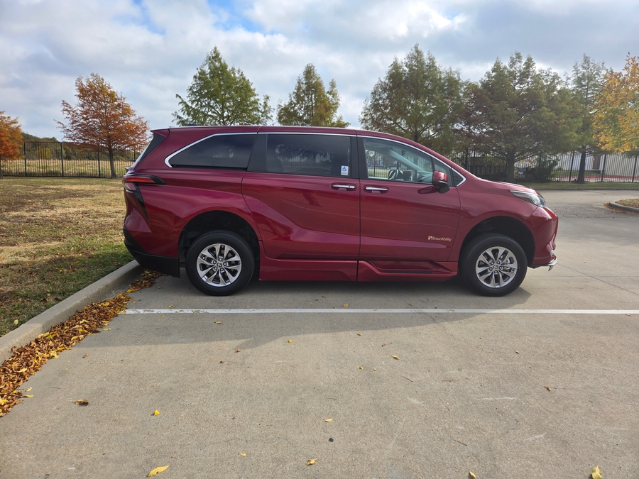 Used 2022 Toyota Sienna Hybrid XLE Base - BraunAbility Side Entry Entry Fold Out Automatic Ramp