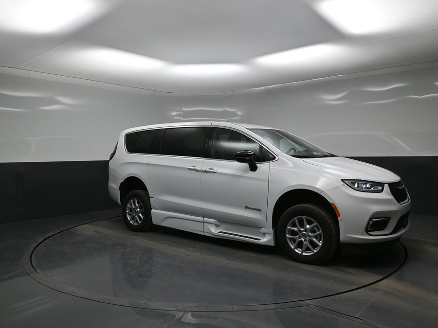 New 2025 Chrysler Pacifica Select Safety - BraunAbility Side Entry Entry In Floor Automatic Ramp