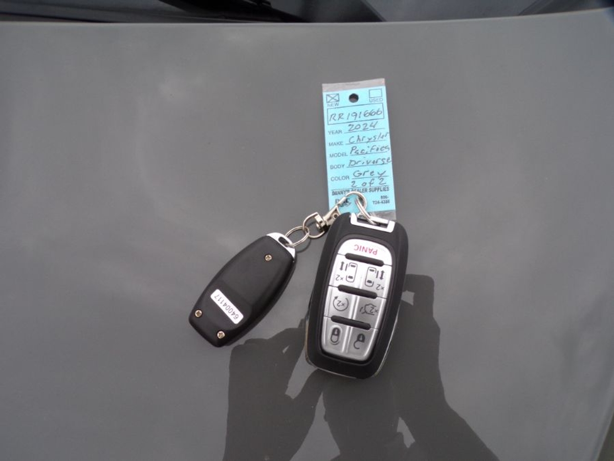 Grey Chrysler Pacifica image number 1