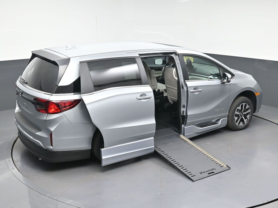 Silver Honda Odyssey image number 9