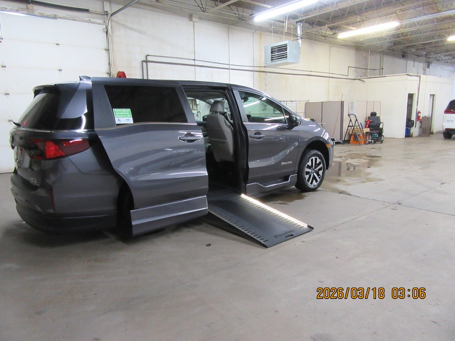 Grey Honda Odyssey image number 25