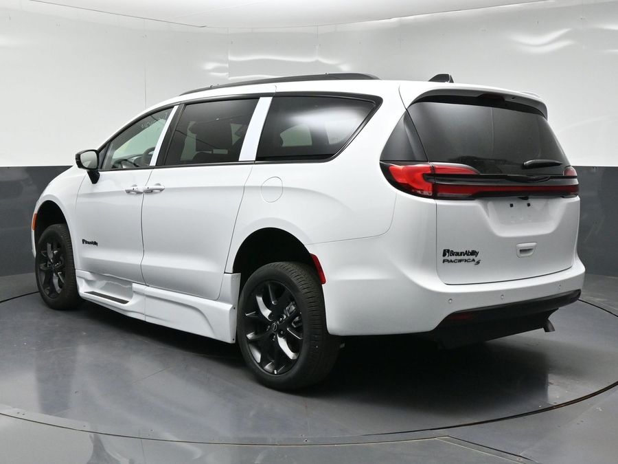 New 2026 Chrysler Pacifica Select Sport - BraunAbility Side Entry In Floor Automatic Ramp