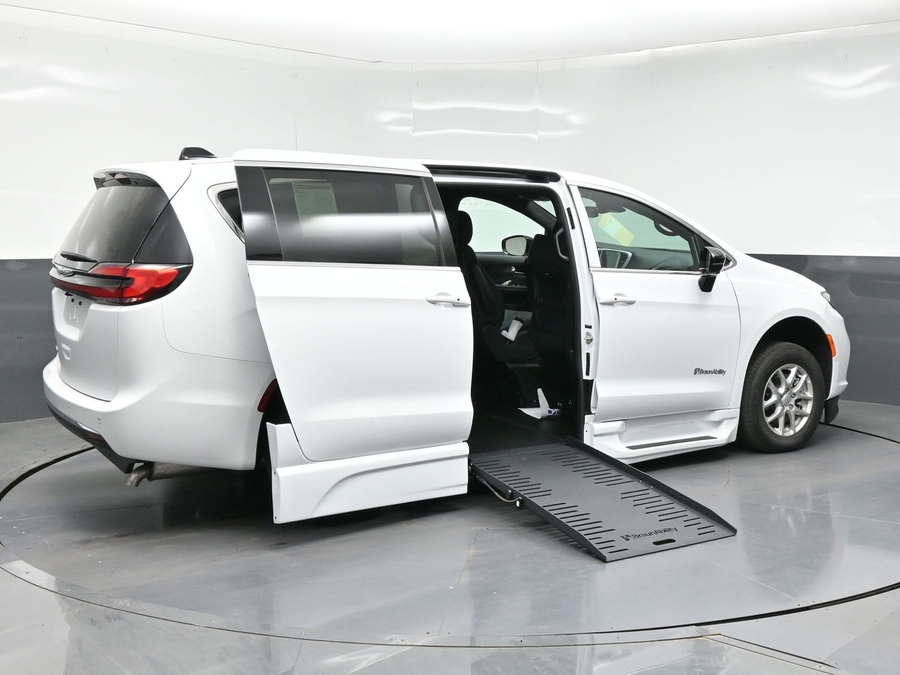 New 2026 Chrysler Pacifica Select Safety - BraunAbility Side Entry Entry Fold Out Automatic Ramp