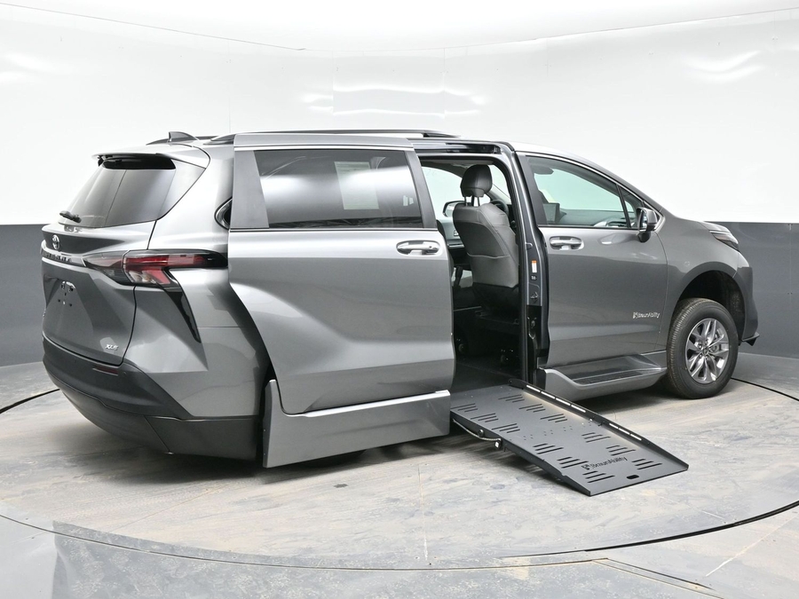 Grey Toyota Sienna image number 6
