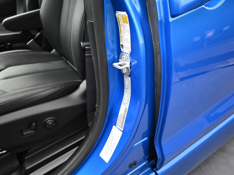 Blue Chrysler Pacifica image number 13