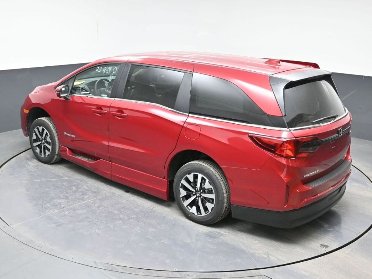 Red Honda Odyssey image number 24