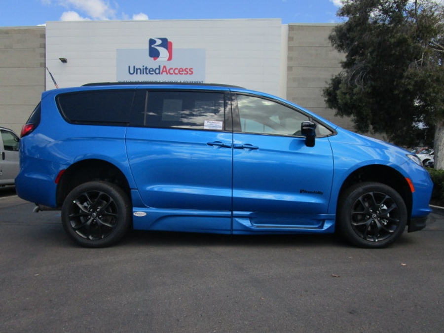 New 2026 Chrysler Pacifica Select Sport - BraunAbility Side Entry Entry In Floor Automatic Ramp