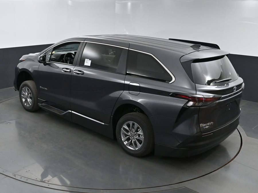 New 2025 Toyota Sienna Hybrid XLE Base - BraunAbility Side Entry Entry In Floor Automatic Ramp