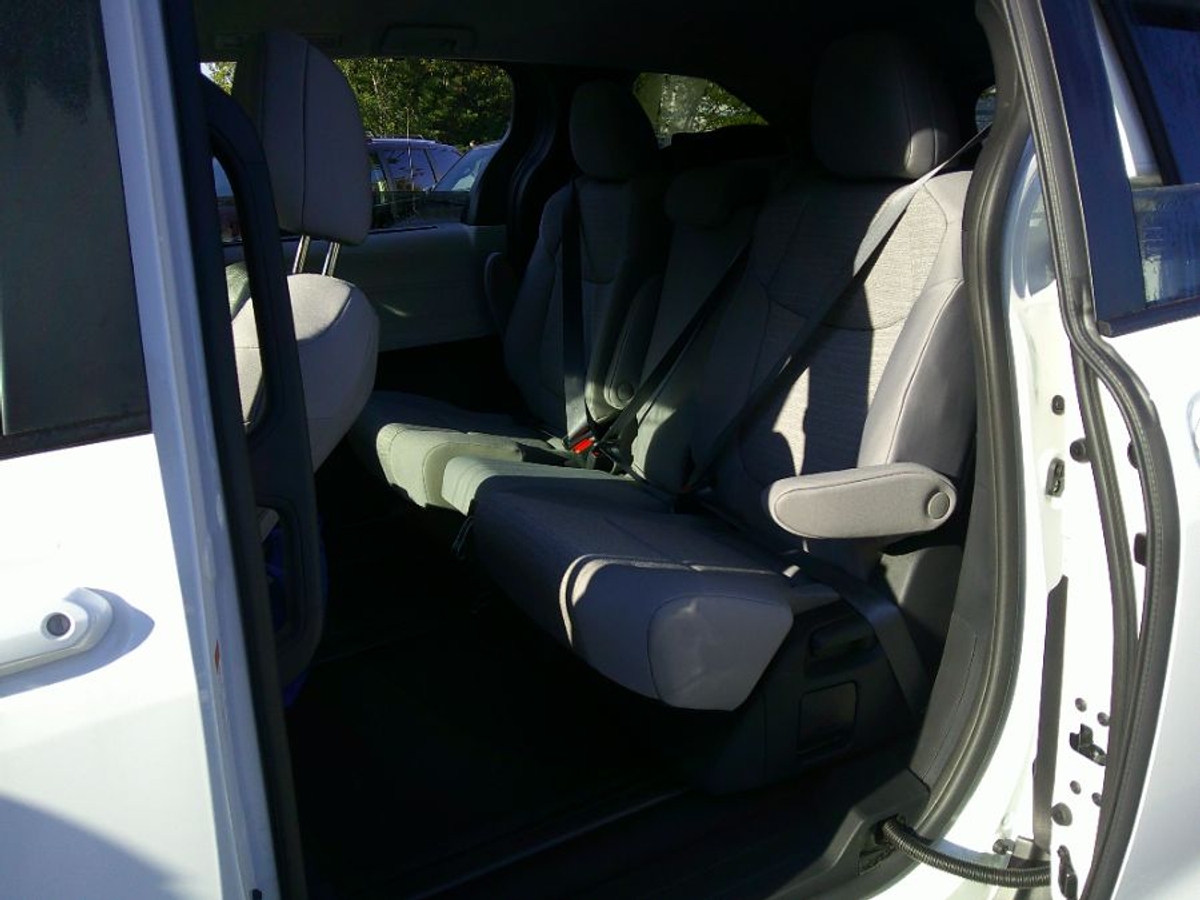 White Toyota Sienna image number 13