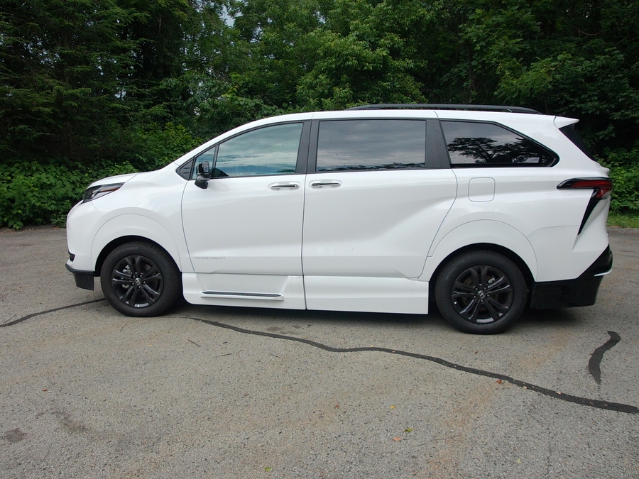 White Toyota Sienna image number 7