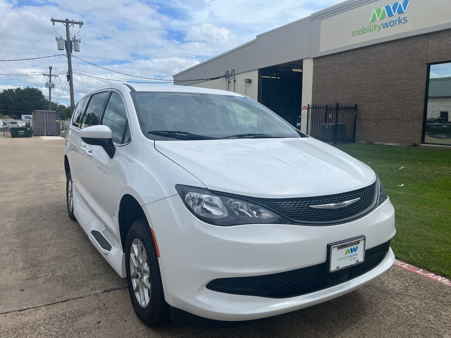 White Chrysler Voyager image number 1