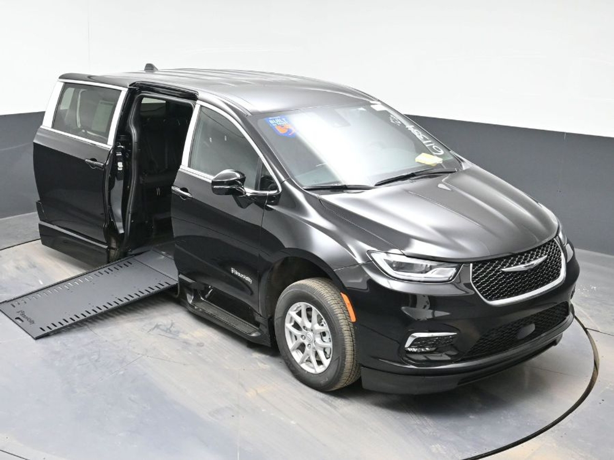 Black Chrysler Pacifica image number 8