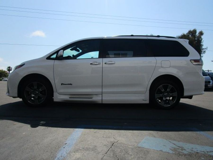 Used 2020 Toyota Sienna SE - BraunAbility Side Entry Entry In Floor Automatic Ramp