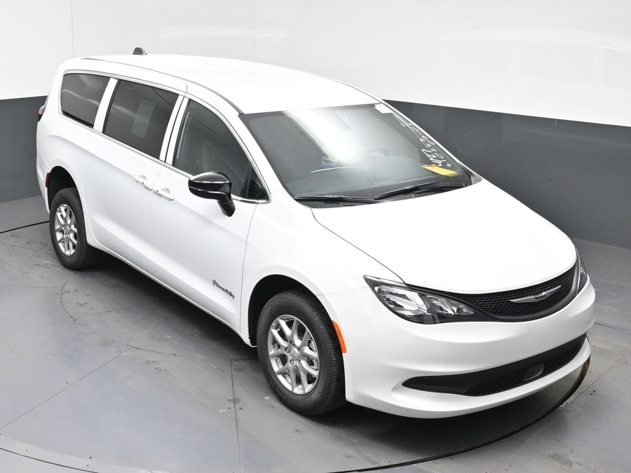 White Chrysler Voyager image number 16