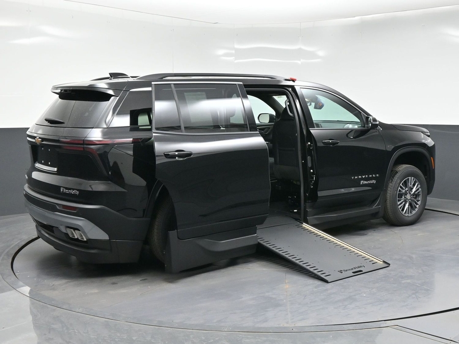 New 2026 Chevrolet Traverse 1LT - BraunAbility Side Entry In Floor Automatic Ramp