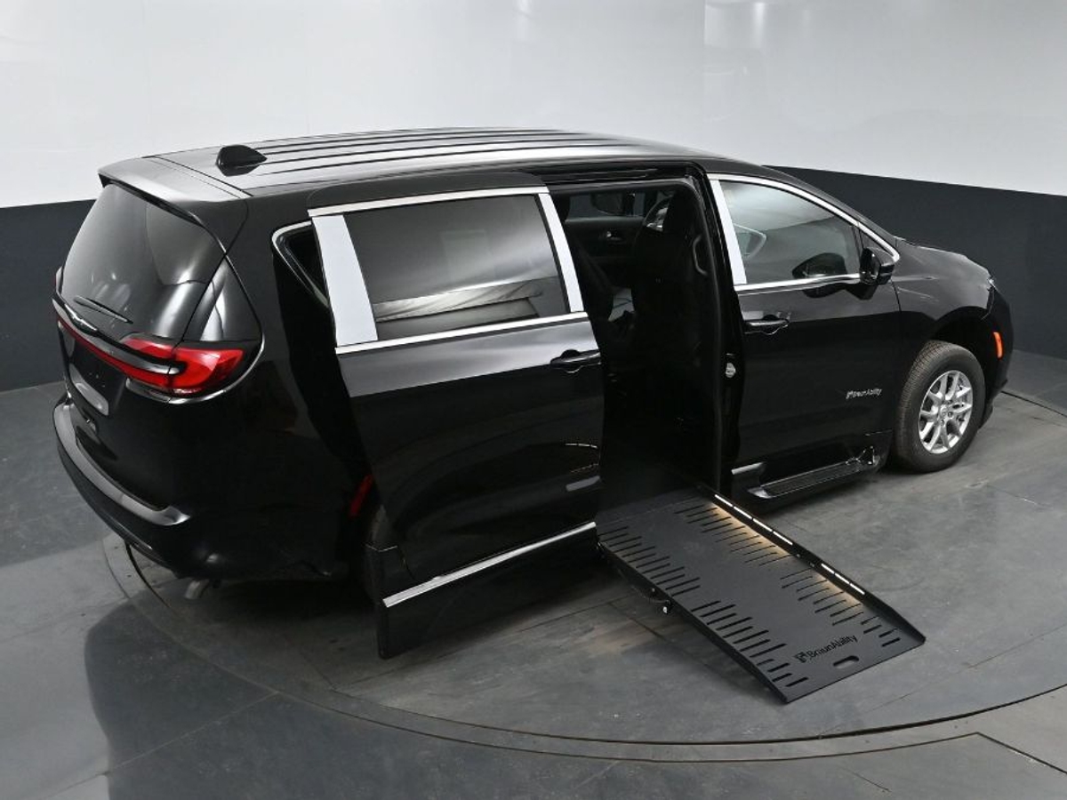 Black Chrysler Pacifica image number 25