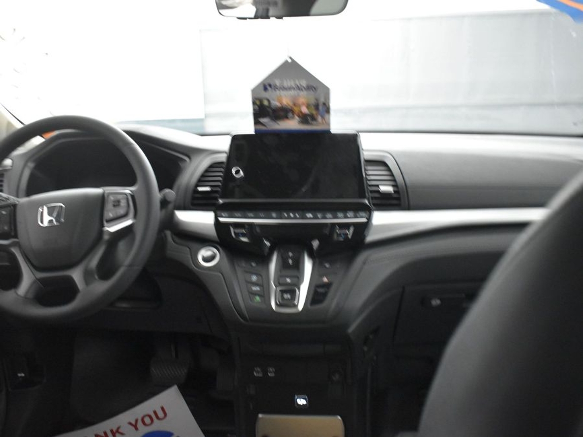 Black Honda Odyssey image number 12