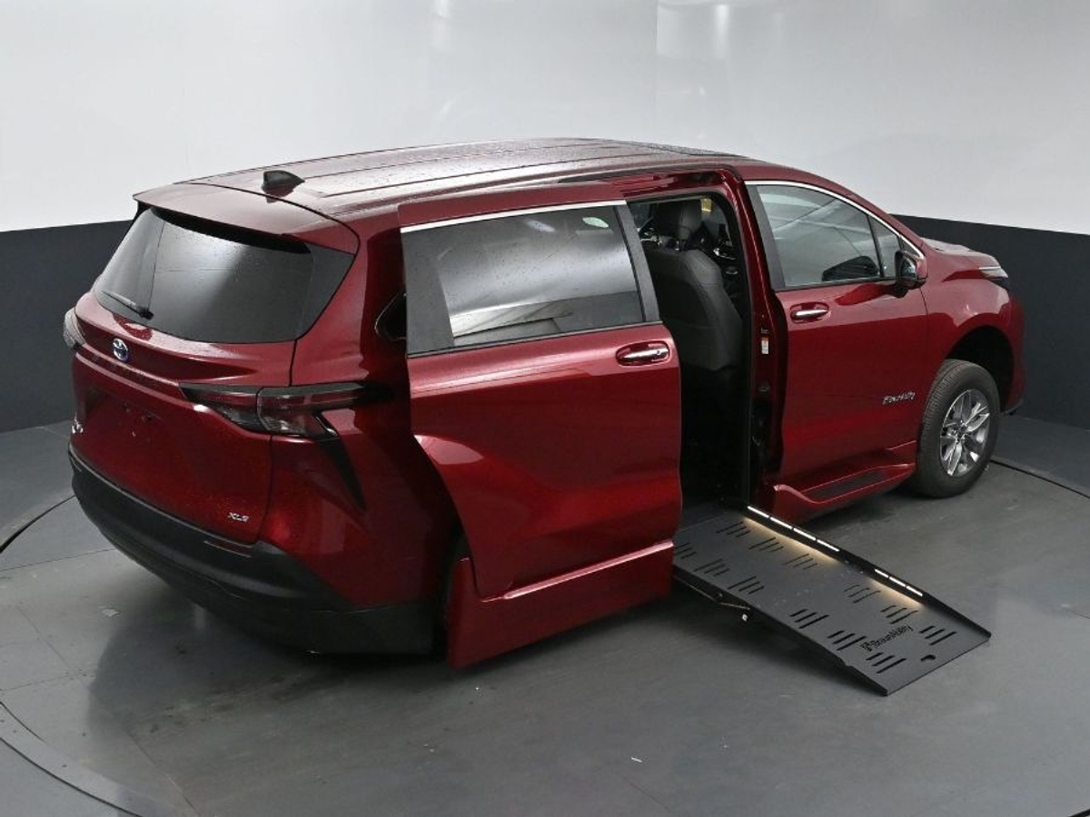 2025 TOYOTA SIENNA - Image 26