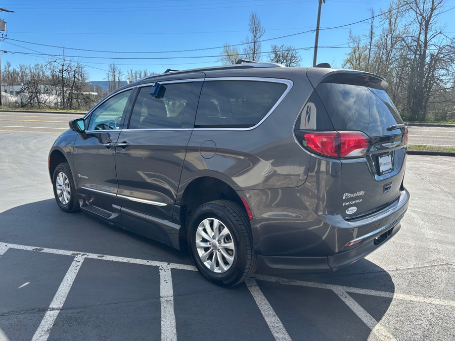 Used 2019 Chrysler Pacifica Touring L - BraunAbility Side Entry Entry Fold Out Automatic Ramp