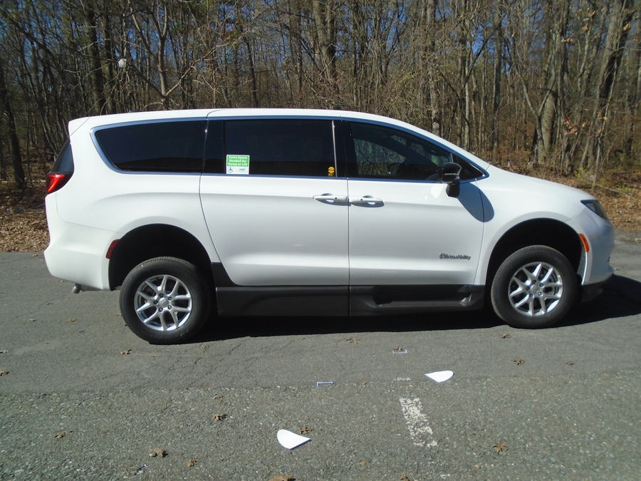 White Chrysler Voyager image number 9