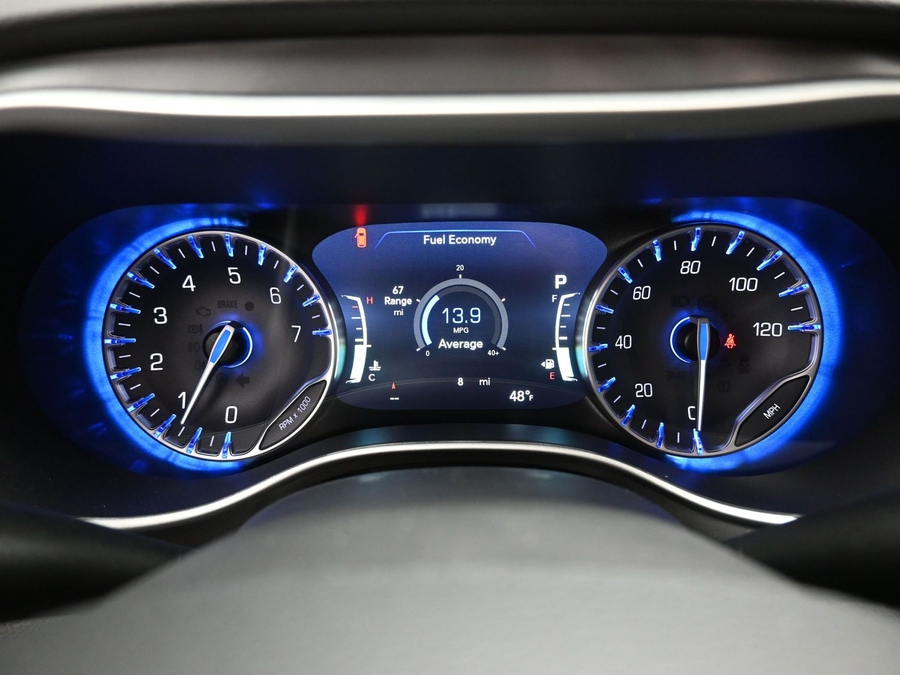 Red Chrysler Voyager image number 14