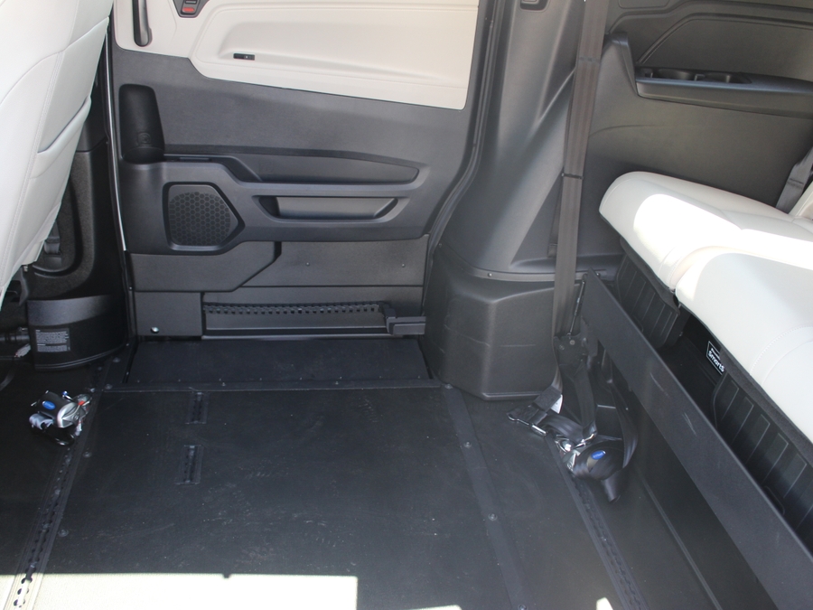 White Honda Odyssey image number 17