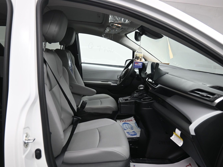 White Toyota Sienna image number 6