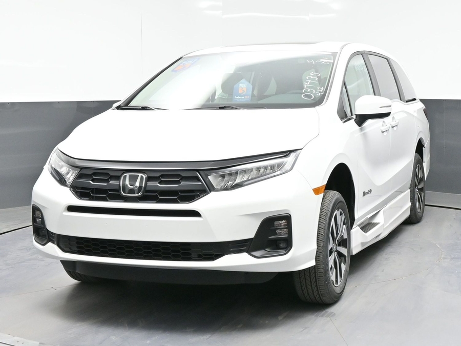 White Honda Odyssey image number 1