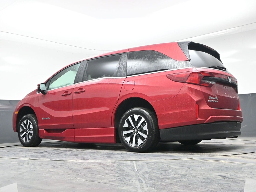 Red Honda Odyssey image number 17