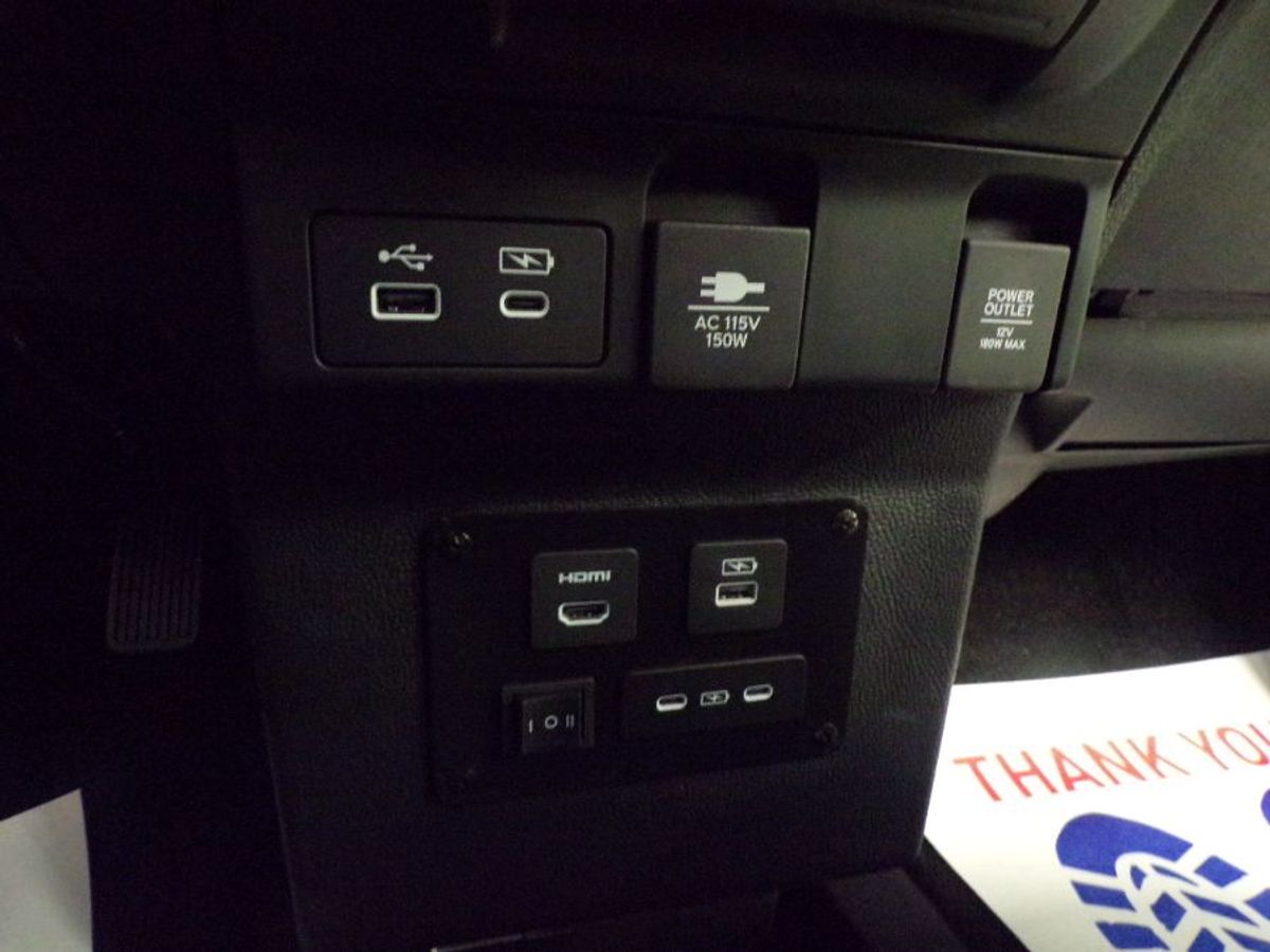 Grey Honda Odyssey image number 16