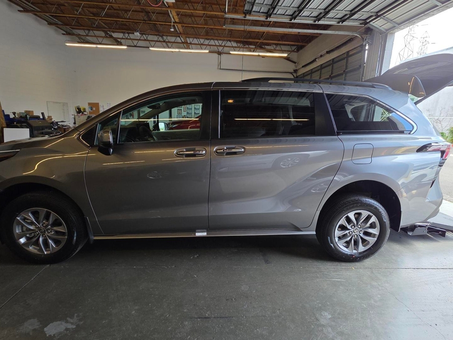 New 2026 Toyota Sienna Hybrid XLE - Freedom Rear Entry Entry Fold Out Automatic Ramp