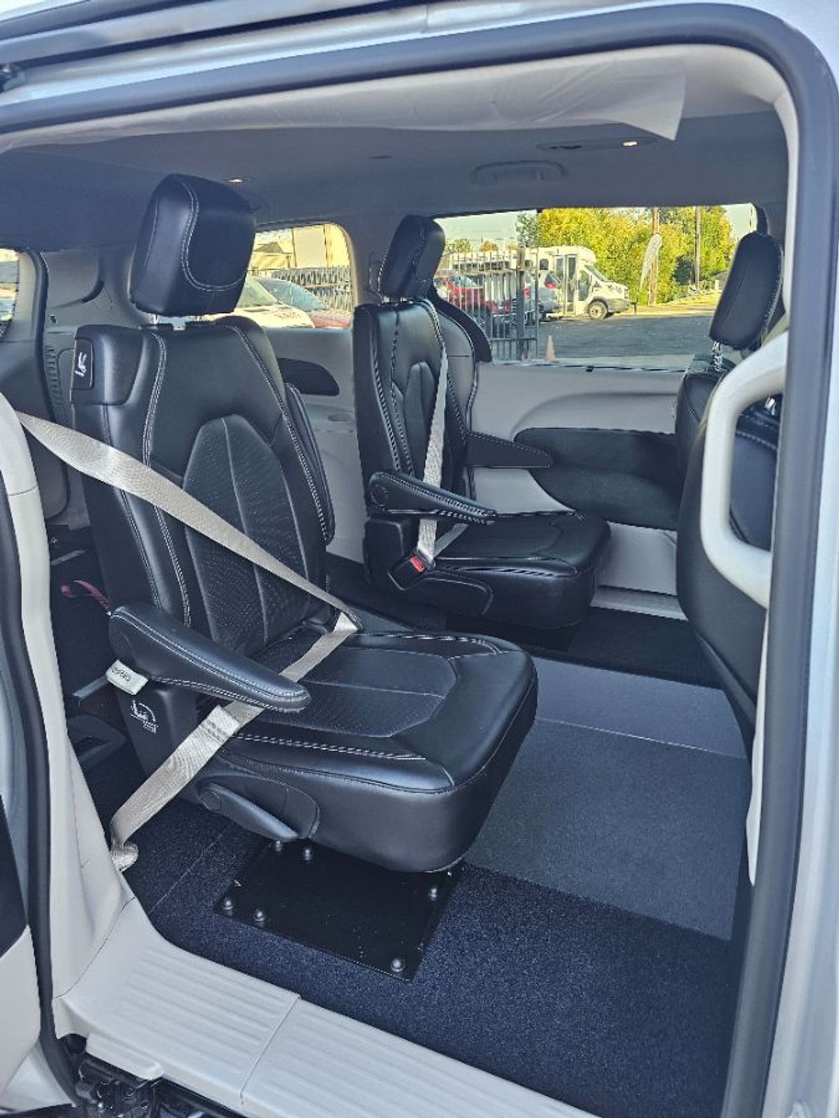 Silver Chrysler Pacifica image number 8