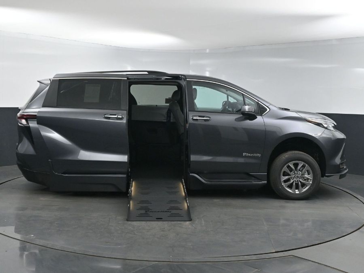 2025 TOYOTA SIENNA - Image 1