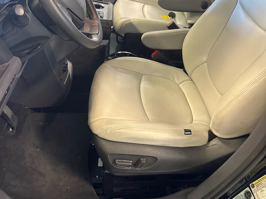 Black Toyota Sienna image number 17